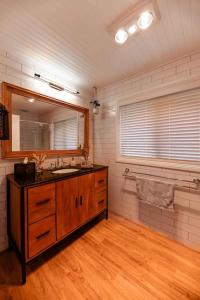 un bagno con lavandino e specchio di Hidden Gem ~ Luxury Cottage near Lake Daylesford a Daylesford Altre 20 foto
