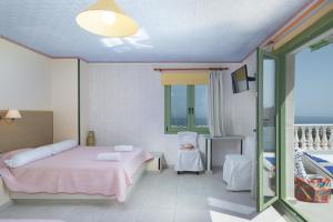 Posteľ alebo postele v izbe v ubytovaní Room in Studio - Senior Citizen Suite in blue