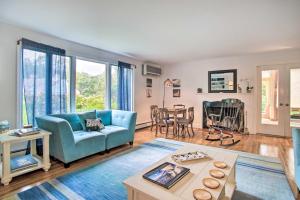 sala de estar con sofá azul y mesa en Falmouth Retreat with Deck and Grill, Walk to Beaches!, en Falmouth