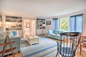 Zona d'estar a Falmouth Retreat with Deck and Grill, Walk to Beaches!