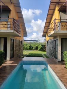 纳加奥恩Enliven Homestay Alibag, Alibaug的一座建筑的庭院中的游泳池