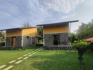 纳加奥恩Enliven Homestay Alibag, Alibaug的前面有草坪的房子