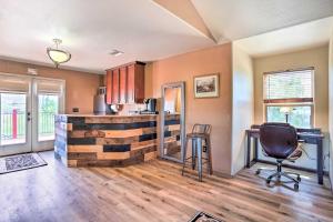 凤凰城Dreamy Desert Studio with Deck and Pool Access!的相册照片
