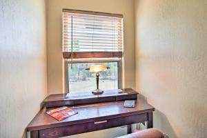 凤凰城Dreamy Desert Studio with Deck and Pool Access!的相册照片