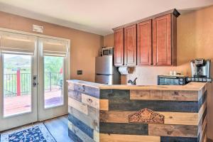 Dreamy Desert Studio with Deck and Pool Access!的厨房或小厨房