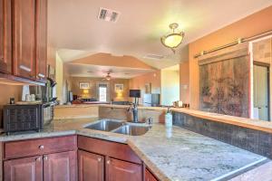 Dreamy Desert Studio with Deck and Pool Access!的厨房或小厨房