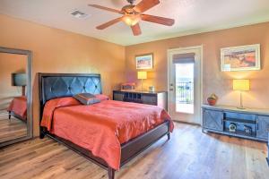 凤凰城Dreamy Desert Studio with Deck and Pool Access!的带床和吊扇的卧室 更多26张照片