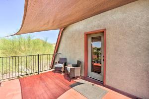 Dreamy Desert Studio with Deck and Pool Access!的阳台或露台