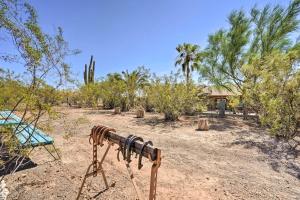 Dreamy Desert Studio with Deck and Pool Access!外面的花园