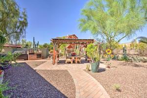 Dreamy Desert Studio with Deck and Pool Access!外面的花园