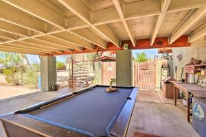 凤凰城Dreamy Desert Studio with Deck and Pool Access!的房间中间的一张台球桌