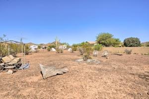 凤凰城Dreamy Desert Studio with Deck and Pool Access!的相册照片