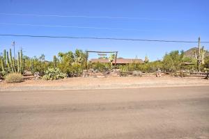 凤凰城Dreamy Desert Studio with Deck and Pool Access!的相册照片