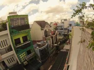 Una vista aérea de una calle de la ciudad con edificios. en Helen's homestay, en Ho Chi Minh 18 fotos más