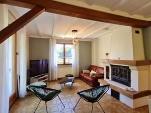 ein Wohnzimmer mit einem Sofa und einem Kamin in der Unterkunft Gîte Bar-le-Duc, 4 pièces, 6 personnes - FR-1-585-88 in Bar-le-Duc