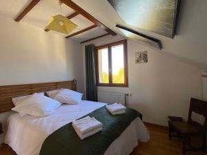 ein Schlafzimmer mit einem Bett mit zwei Handtüchern darauf in der Unterkunft Gîte Bar-le-Duc, 4 pièces, 6 personnes - FR-1-585-88 in Bar-le-Duc