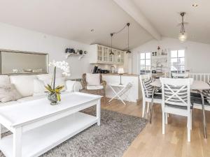 sala de estar con sofá blanco y mesa en Two-Bedroom Holiday home in Otterup 12, en Otterup
