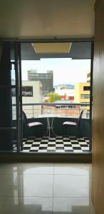 uma vista para uma varanda a partir de um edifício com bancos em Harringtons102 em Hobart