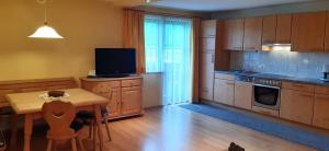 Kuchyň nebo kuchyňský kout v ubytování Landhaus Ötztalblick