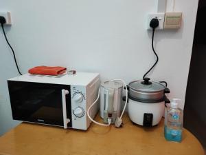 eine Mikrowelle und ein Mixer auf einem Tisch in der Unterkunft Ti Pavillon in Rodrigues Island