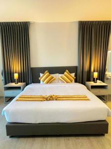 1 dormitorio con 1 cama grande y 2 mesitas de noche en Grandpa Resort Lamphun Chiangmai en Ban Nong Pla Kho