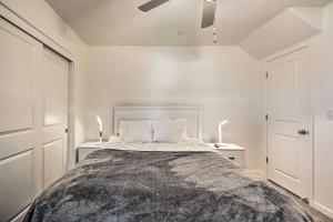 En eller flere senge i et værelse på Contemporary Los Banos Studio Less Than 3 Mi to Dtwn!