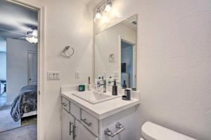 Baño blanco con lavabo y espejo en Contemporary Los Banos Studio Less Than 3 Mi to Dtwn!, en Los Baños