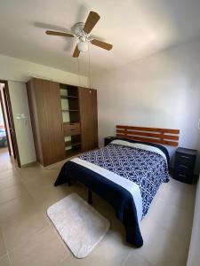 1 dormitorio con 1 cama y ventilador de techo en Residencial Bali Casa Mariposa en Playa del Carmen