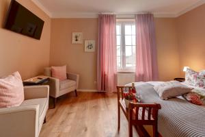 sypialnia z łóżkiem, krzesłem i oknem w obiekcie Golf- & Landhotel am alten Deich w Büsum