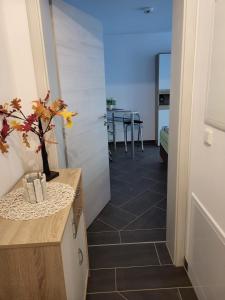 a hallway leading to a room with a table at Gästewohnung 1 in Oschersleben