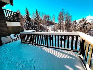 ein Tauchbecken auf einem Balkon mit schneebedeckten Bäumen in der Unterkunft Appartement de 32m² au cœur de la Joue du Loup in Le Dévoluy