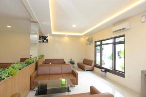 una sala de espera con sofás y una mesa en un edificio en Residence 6 en Yakarta