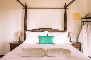 sypialnia z dużym łóżkiem z 2 poduszkami w obiekcie Bluegums Cabins Barrington Tops w mieście Bandon Grove