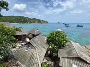 a group of houses on the shore of the ocean at OK2 Mamajim Bungalows in Ko Tao