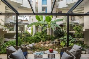 Сад в Hôtel La Roya