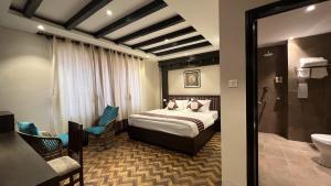 una camera d'albergo con letto e bagno di Mandala Heritage Inn a Kathmandu