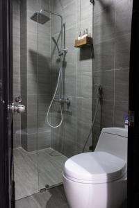 Bilik mandi di Quang Vinh Apartment and Hotel Hoi An