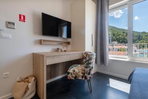 Televízia a/alebo spoločenská miestnosť v ubytovaní Luxury Seaview Studio Apartment - Luna