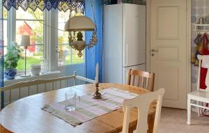 uma cozinha com uma mesa de madeira com uma vela em 2 Bedroom Beautiful Home In Bras em Braås