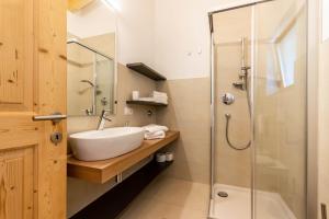 SorafurciaAlpine View Plan de Corones的带水槽和淋浴的浴室 更多23张照片