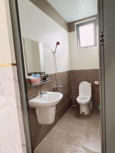 a bathroom with a toilet and a sink at Ánh Vân Villa hotel in Da Lat
