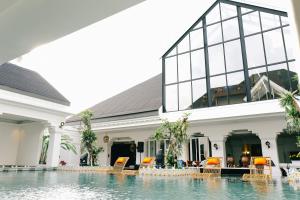 Bazén v ubytování MAHALAYA The Legacy Hotel nebo v jeho okolí