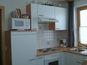 Kuchyň nebo kuchyňský kout v ubytování Haus Bauer Appartment II mit Balkon