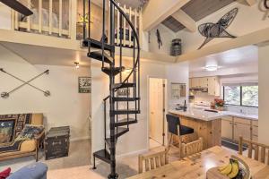 Η κουζίνα ή μικρή κουζίνα στο 1 Mi to Beach Incline Village Condo with Rafts!