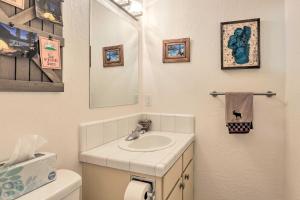 Ένα μπάνιο στο 1 Mi to Beach Incline Village Condo with Rafts! +21 φωτογραφίες
