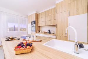 a kitchen with a bowl of fruit on a counter at Mártoni Villa in Szigetszentmárton