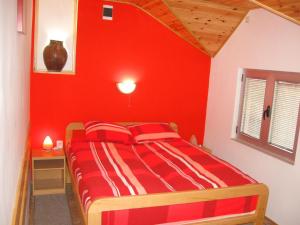 Rúm í herbergi á Amfora Rooms Caribrod