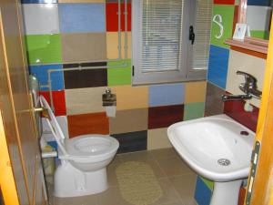 Baðherbergi á Amfora Rooms Caribrod
