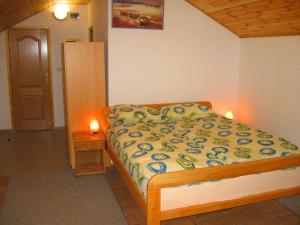 Rúm í herbergi á Amfora Rooms Caribrod
