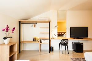 Una televisión o centro de entretenimiento en The Golden Ville Boutique Hotel and Spa 35 fotos más